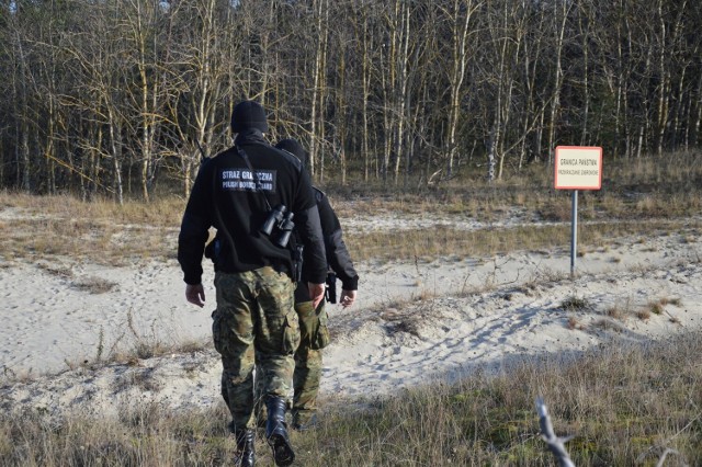 Pieszy patrol funkcjonariuszy Morskiego Oddziału Straży Granicznej tuż przy granicy z rosyjskim Obwodem Kaliningradzkim.
