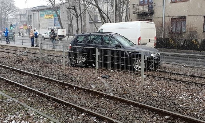 Wypadek na al. Włókniarzy w Łodzi. Zderzenie 4 samochodów [ZDJĘCIA]