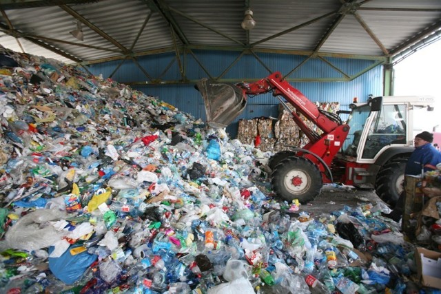Śmieci w Skokach: Mieszkańcy odetchną, mniejsze opłaty!