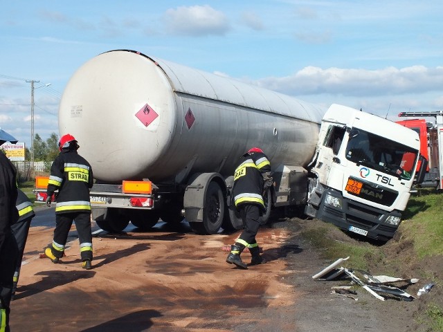 Wypadek w Kąciku, po zderzeniu dwóch cystern droga 485 jest zablokowana.