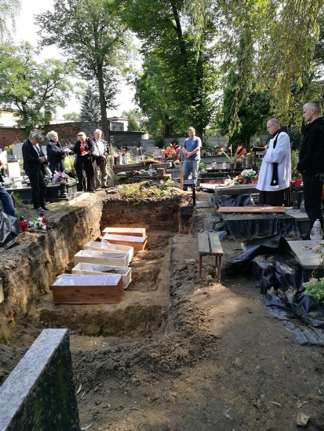 Ekshumacje na cmentarzu w Panewnikach