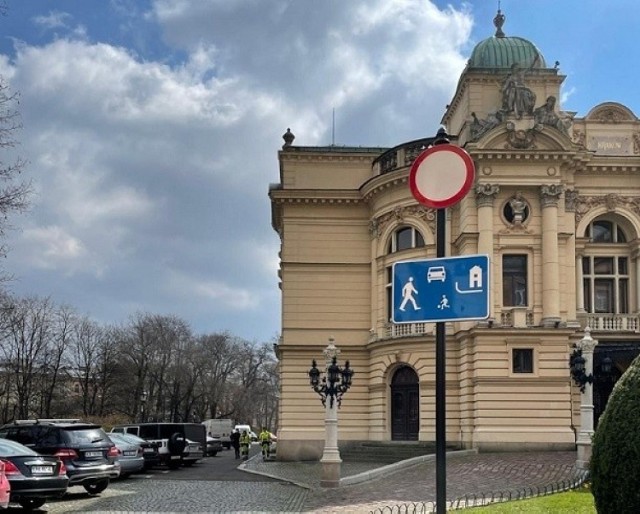 Trwa spór o parking przy placu św. Ducha w Krakowie. Ustawiono tam znak o zakazie ruchu w obu kierunkach.