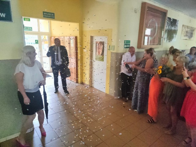 Nauczyciele SP nr 5 zgotowali powracającemu z konkursu dyrektorowi Zbigniewowi Gajdzie huczne powitanie