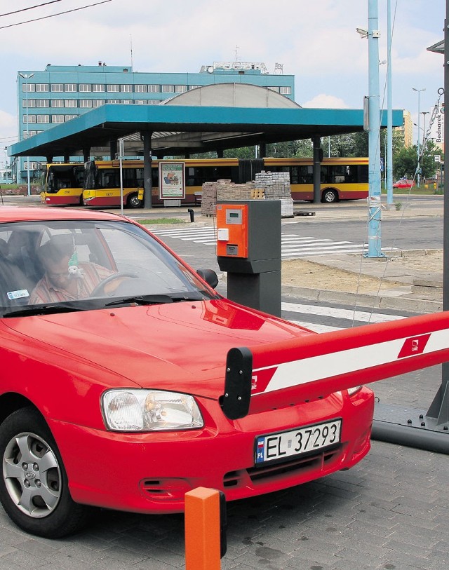 Wjazdu na parking przed pocztą bronią bramki