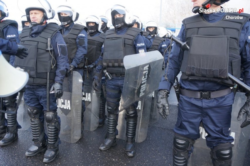 Ćwiczenia policjantów na stadionie Ruchu Chorzów