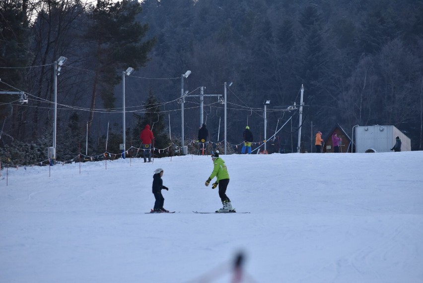 Wyciąg narciarski Sękowa Ski zainaugurował sezon. Jest mróz, śnieg, czyli wszystko, czego potrzeba narciarzom [ZDJĘCIA]