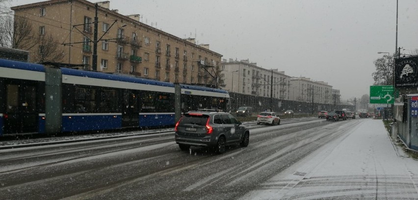 Atak zimy, sypie śnieg. Trudne warunki na drogach w Krakowie