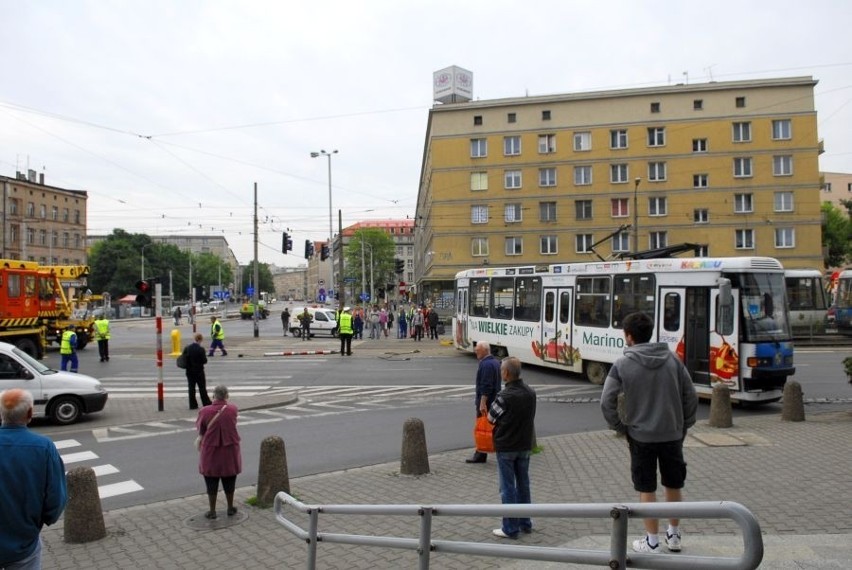 Wrocław: Wykolejony tramwaj przejechał przez przejście dla pieszych