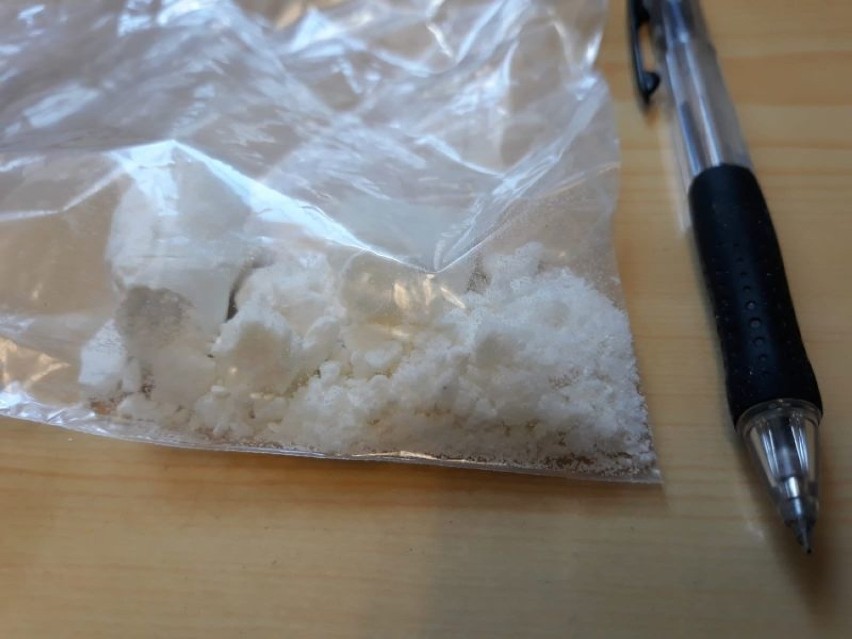 Świdniccy kryminalni zatrzymali dilera. W plastikowym wiadrze miał kilogram narkotyków! ZDJĘCIA