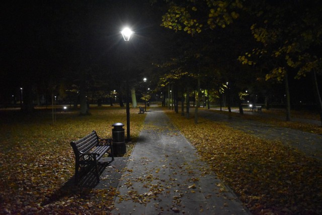 Jesień w Parku Tysiąclecia. Wieczorny spacer po parku w centrum Krosna Odrzańskiego.