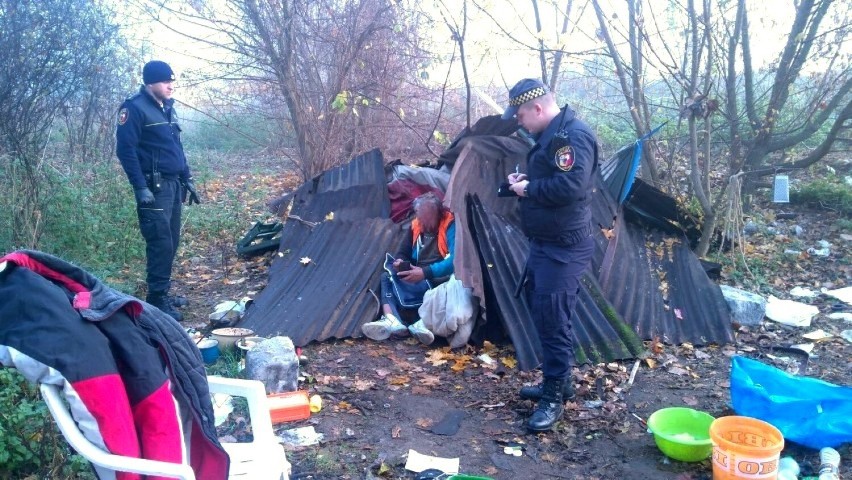 Strażnicy  i policja patrolują pustostany w Lesznie. Chodzi o bezdomnych 