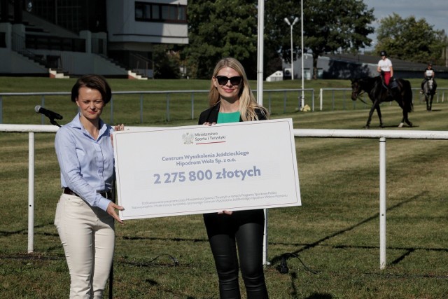 Minister Jadwiga Emilewicz razem z przedstawicielem rady nadzorczej grupy MTP Katarzyną Wieczorek prezentują czek na ponad 2 miliony złotych.