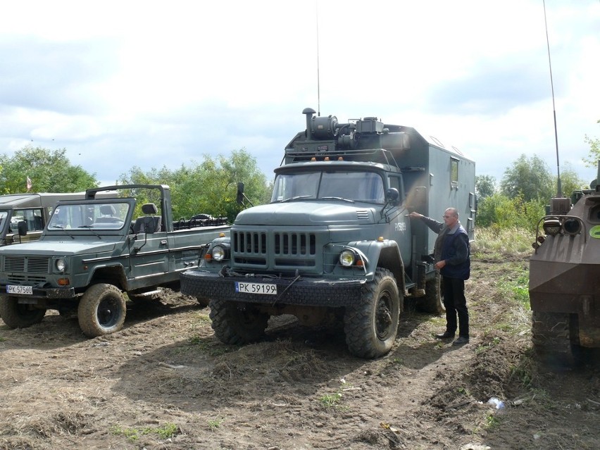 Transportery gąsienicowe i samochody opancerzone na pikniku militarnym w Kaliszu. ZDJĘCIA