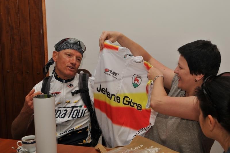 Włoski cyklista przejechał przez Jelenią Górę. Giancarlo Vagnini usiłuje pobić rekord Guinnesa