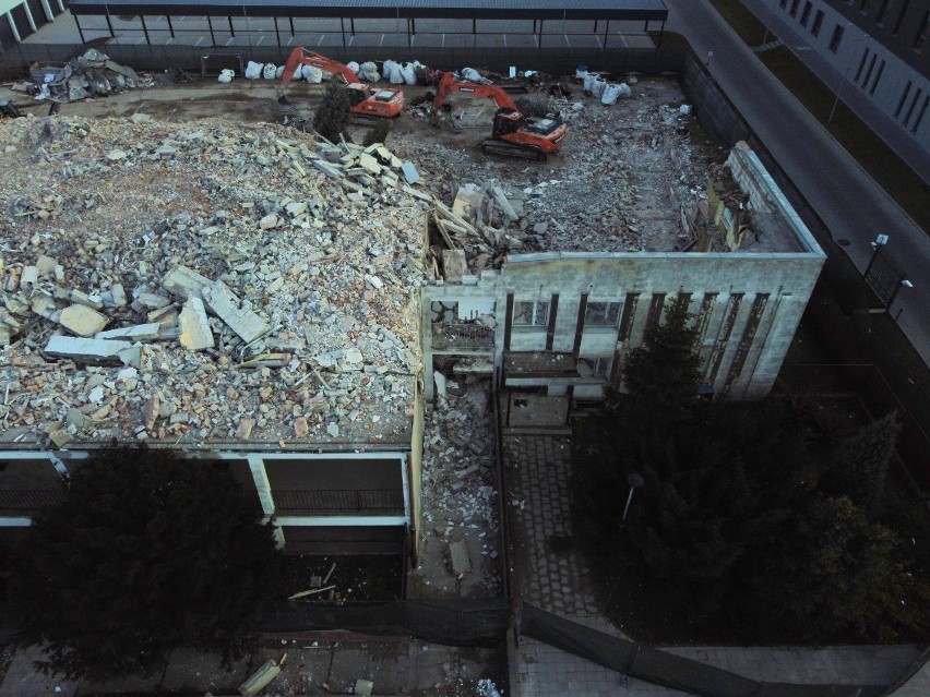 Kalisz: Budynek "Polikliniki" już niemal zrównany z ziemią