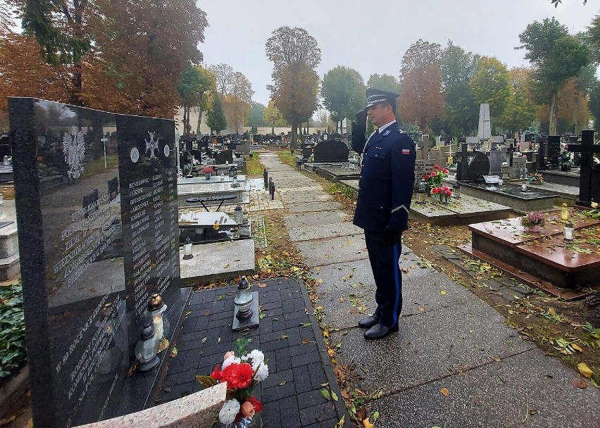 Policjanci ze Zduńskiej Woli uczcili pamięć poległych funkcjonariuszy – ofiar NKWD