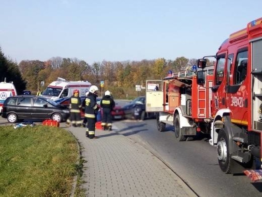 Biała Niżna. Zderzenie trzech osobówek na drodze wojewódzkiej [ZDJĘCIA]