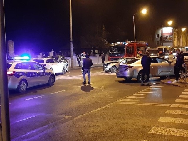 W wypadku na ulicy Limanowskiego uczestniczyły 4 pojazdy.
