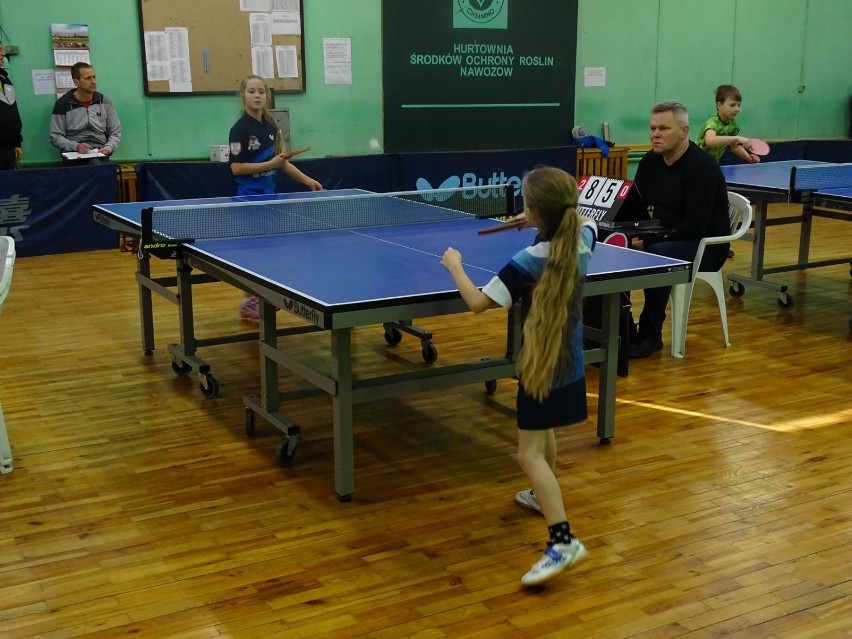 Turniej tenisa stołowego w Chełmnie w sali Pilawa