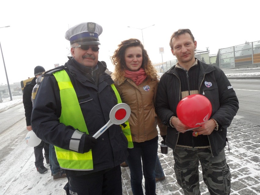 Walentynki 2012 Żory: Policjanci nie karali mandatem, ale wręczali balony w kształcie serca i lizaki