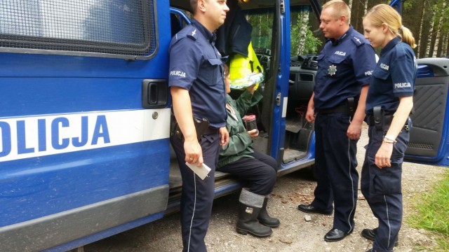 Policjanci z Piły odnaleźli kobietę, która zabłądziła w lesie