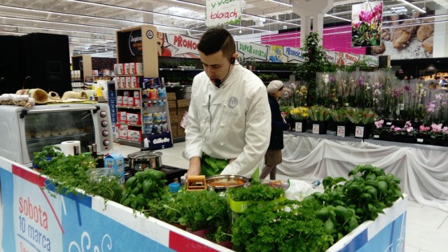 W radomskim E.Leclerc w sobotę potrawy rodem znad Loary serwował Michał Fabiszewski, laureat programu MasterChef.