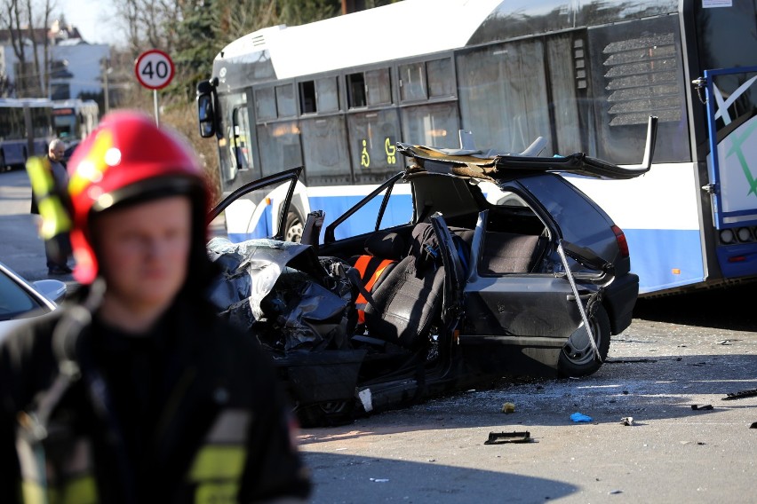 Wypadek w Krakowie. Autobus MPK czołowo zderzył się z osobówką [ZDJĘCIA]