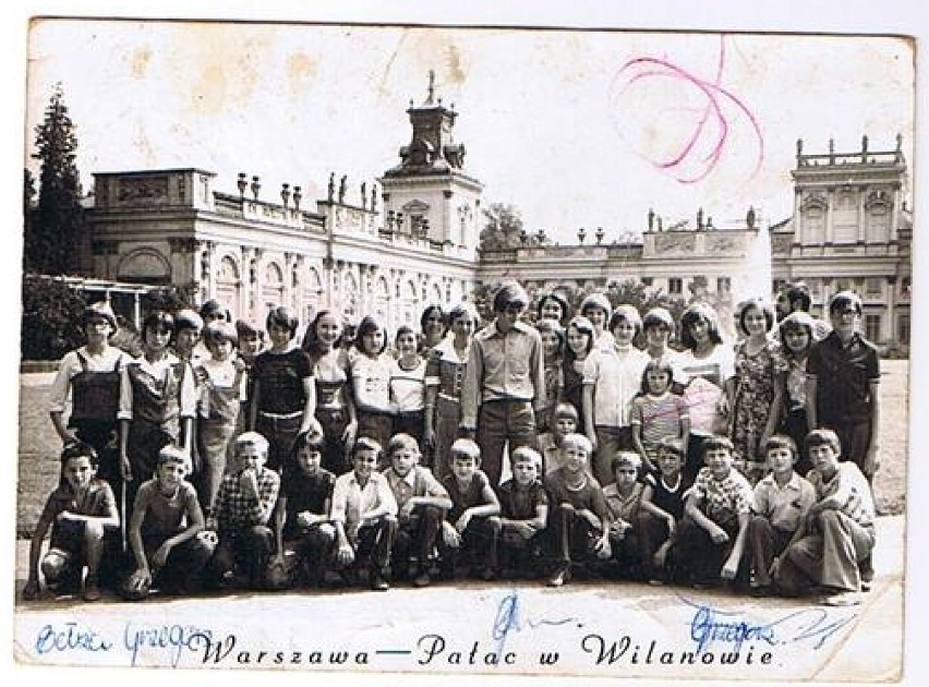 Szkoła Podstawowa w Białołęce ma już 75 lat. Zobaczcie stare zdjęcia uczniów oraz ze szkolnego zjazdu pięć lat temu!