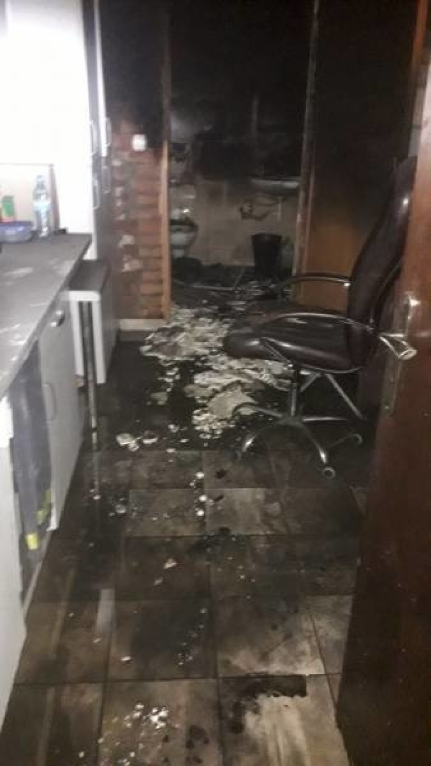 W nocy płonęła piwnica pod zakładem fryzjerskim w centrum miasta