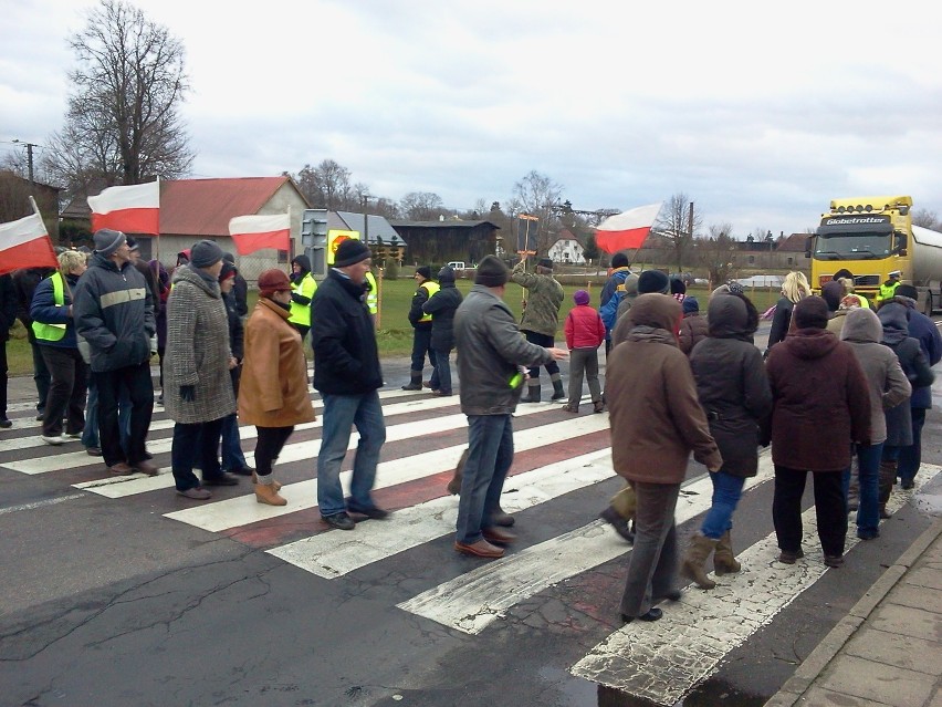 Piaszczyna zablokowała drogę nr 20. Mieszkańcy żądają nowego asfaltu i chodnika