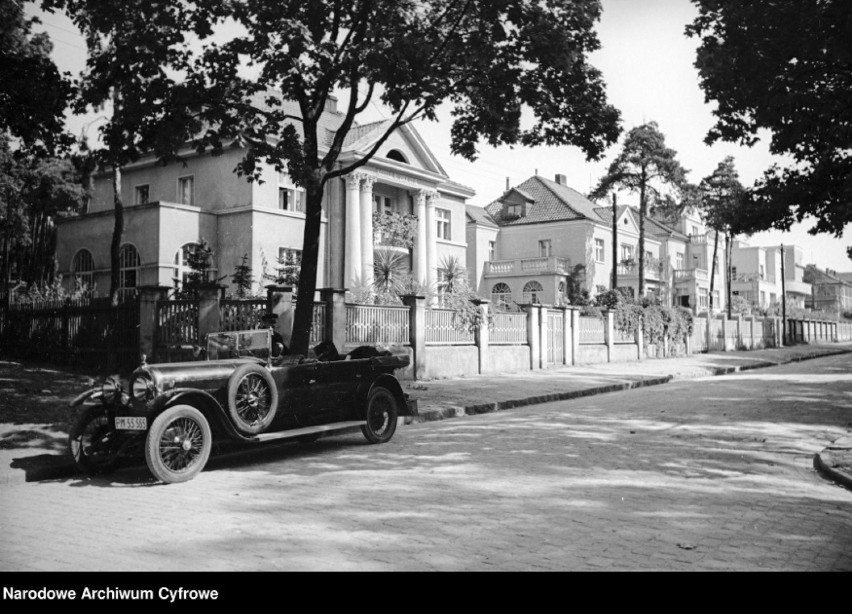 Ulica z rezydencjami. Widoczny samochód osobowy, 1928-1939r.