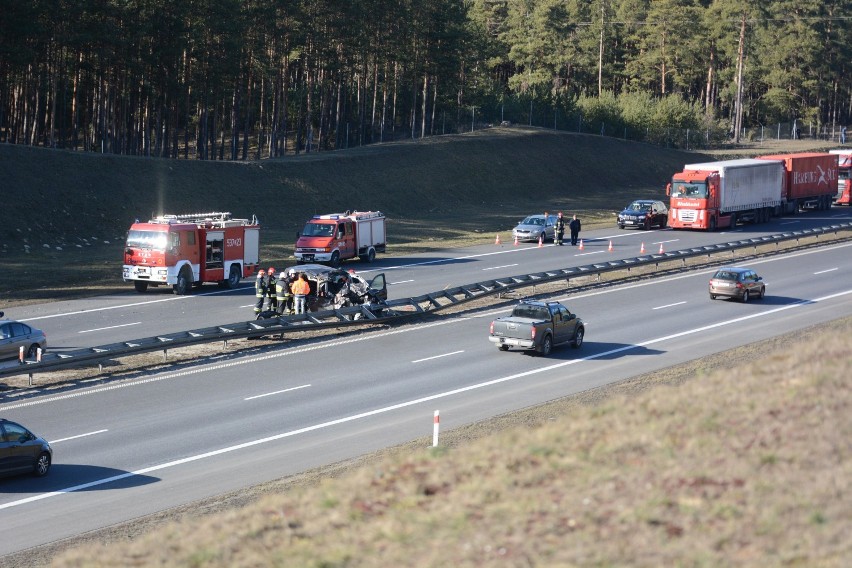 Poważny wypadek na A1 w Nowych Marzach. Dwie osoby w szpitalu [wideo, zdjęcia]