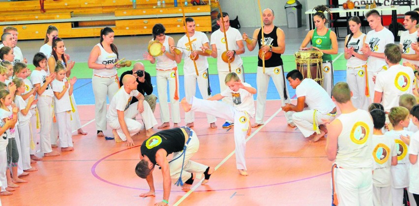 Wśród sztuk walki capoeira wyróżnia się dynamizmem i...