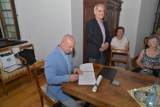 Książki z prywatnych zbiorów Zbigniewa Kabaty trafiły do sandomierskiej biblioteki