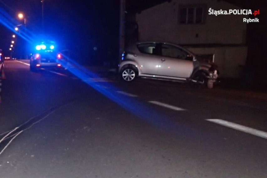 Auto rozbiło się o latarnię. 18-letnia pasażerka trafiła do szpitala [ZDJĘCIA]
