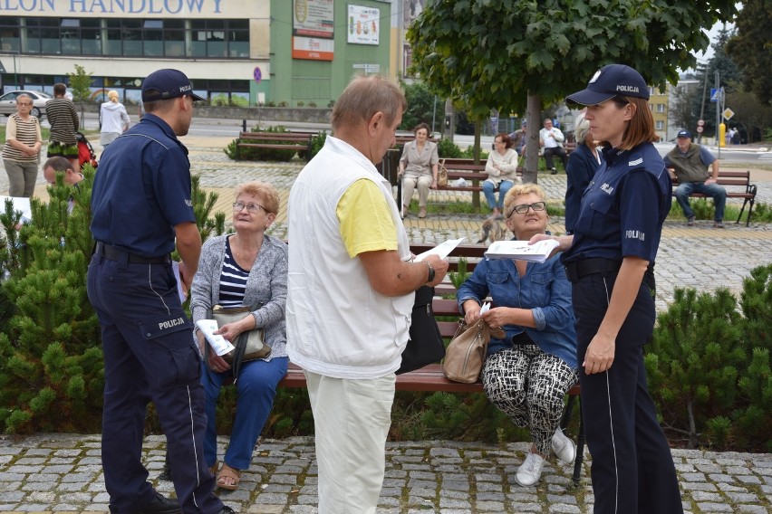 Starachowiccy policjanci osobiście ostrzegali seniorów przed fałszywymi wnuczkami