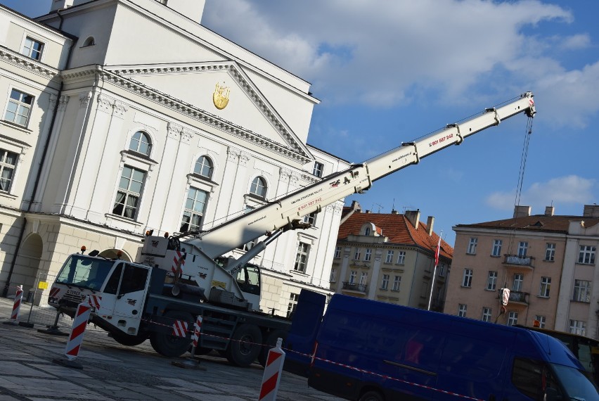 Podest zastąpi namiot nad studnią. Trwają prace na Głównym...