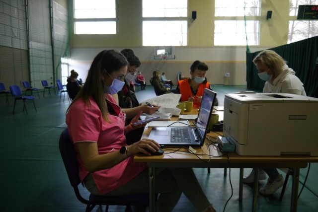 Szczepienia w hali OSiR-u w Tucholi zaczęły się dzisiaj o godz. 11