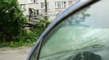 Burza w Bydgoszczy. Drzewo przewróciło się na trzy samochody na Błoniu
