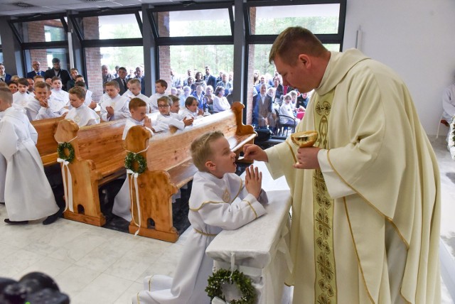 Do samego końca maja trwają komunie święte W Toruniu.  Dzisiaj odbyła się uroczystość przyjęcia Pierwszej Komunii Świętej w parafii św. Andrzeja Apostoła w Toruniu.