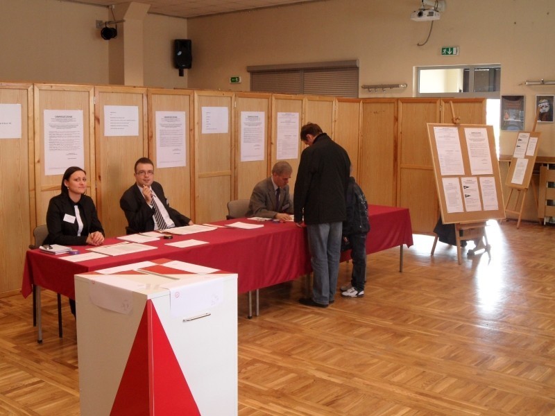 Powiat Mikołowski: Mirosław Duży oddał swój głos w lokalu wyborczym w Łaziskach Dolnych