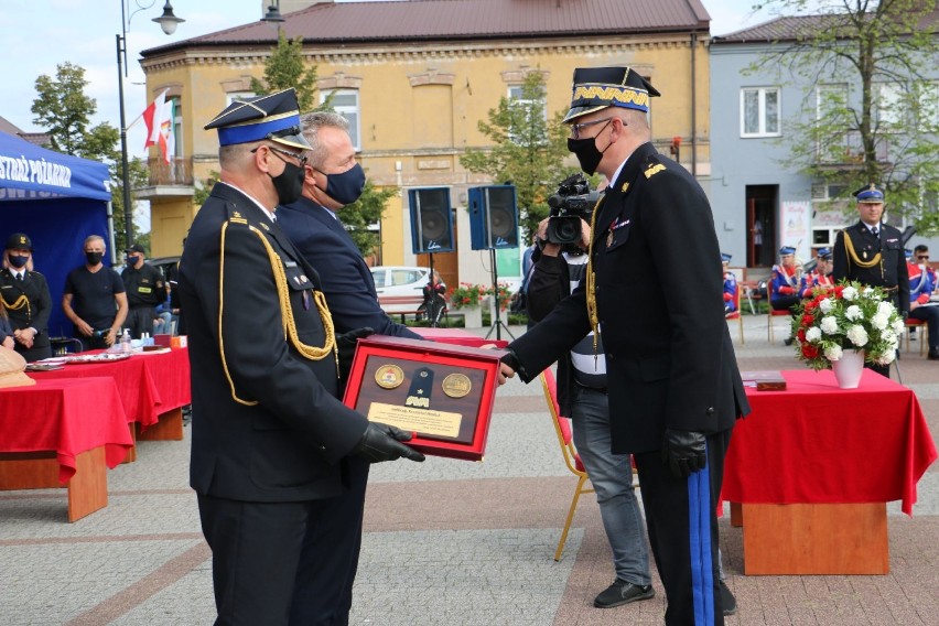 Strażacy z Lipna otrzymali sztandar. Zdjęcia i wideo z uroczystości na Placu Dekerta