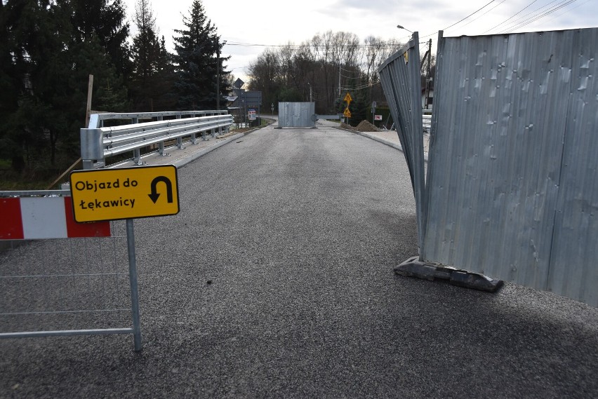 Przy moście w Skrzyszowie trwają ostatnie prace. Przeprawa...