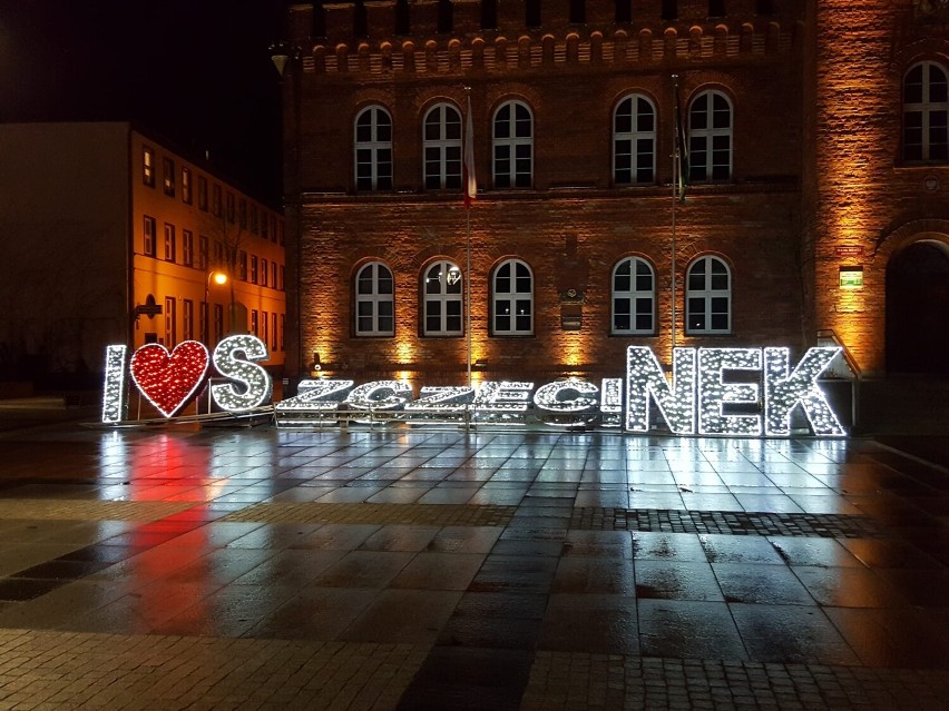 Wiatr przewrócił napis Szczecinek na placu Wolności