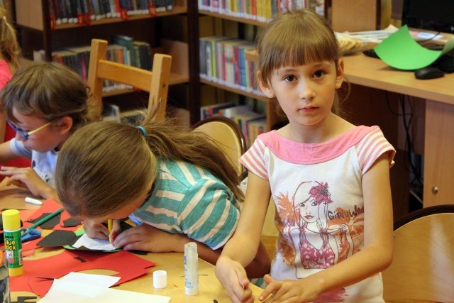 Wakacje w bibliotece. Pierwszym zadaniem było wykonanie biedronki z ukrytym rysunkiem symbolizującym wakacje.