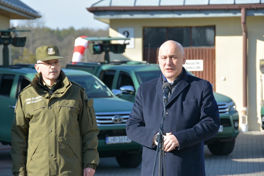 Minister Brudziński przekazał nowe pojazdy placówce SG w...