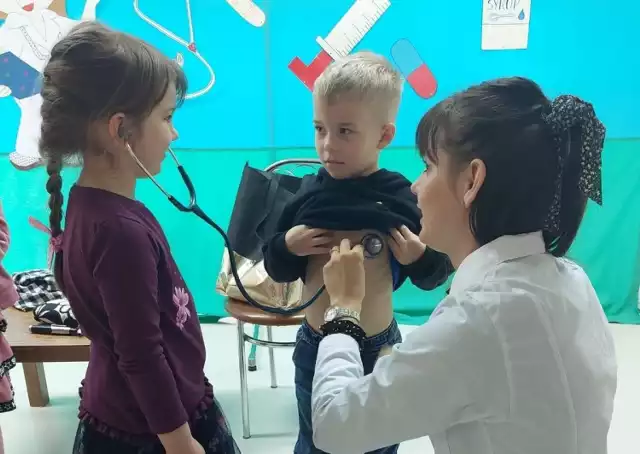 Światowy Dzień Zdrowia i Dzień Pracownika Służby Zdrowia w przedszkolu numer 1 w Jędrzejowie. Dzieci odwiedziła pani doktor.