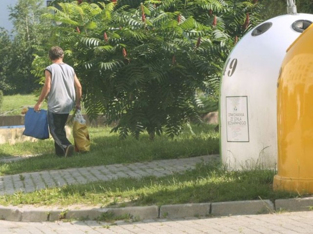 Mimo tego, że bezdomnym nocującym w altanie śmietnikowej na rogu ulic Ściegiennego i Prusa już dwukrotnie usunięto legowiska, cały czas można ich tutaj spotkać. Zdjęcie zrobiono we wtorek rano.