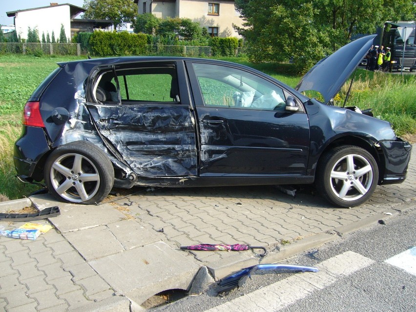 Dwie osobówki wjechały w ciężarowe renault na DK81