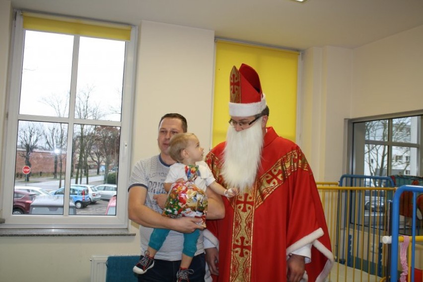 Święty Mikołaj obdarował małych pacjentów lublinieckiego szpitala [ZDJĘCIA]